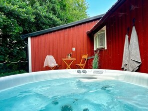 Outdoor spa tub - Holiday accommodation in the former cobbler's house in Eldsberga near Halmstad | SE02062 (Eldsberga)