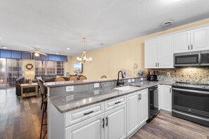 雪櫃、微波爐、焗爐、爐具