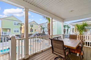 Outdoor dining - Walk to Beach 4BR House w/ Resort Pool & Free Linens (Surfside Beach)
