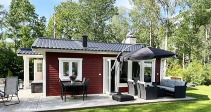 Completely renovated and nice red cottage located next to Lake Flaten outside Virserum I SE05044