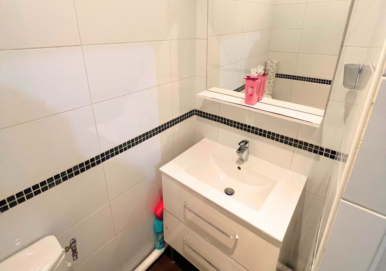 Secador de pelo, toallas, jabón, papel higiénico