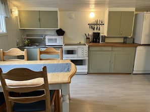 Køleskab, mikrobølgeovn, ovn, kogeplade