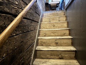 A wooden staircase with a handrail, leading upwards. - Historic villa in beautiful nature, Svenljunga | SE08051 (Svenljunga)
