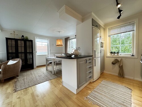 Modern and cozy cottage near beautiful Fjällbacka | SE09044