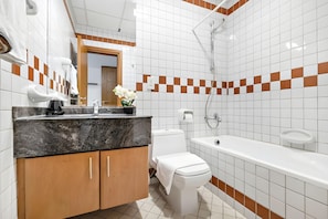 Eco-friendly toiletries, hair dryer, towels, soap - Elegant 1BR Dubai Marina Steps to Metro and JBR (Dubai)