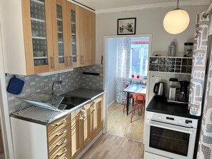 Frigorífico, microondas, horno y placa de cocina