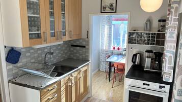 Geladeira, micro-ondas, fogĂŁo, cooktop