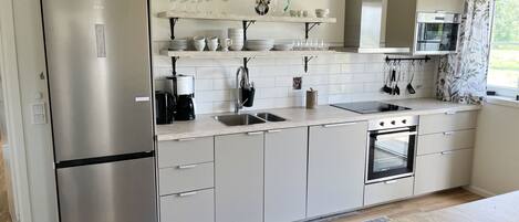 Een koelkast, een microgolfoven, een oven, een kookplaat