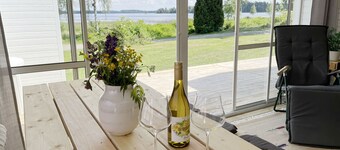 Renovated nice cottage located outside Värnamo and only 30 meters from the lake Flåren |SE07055