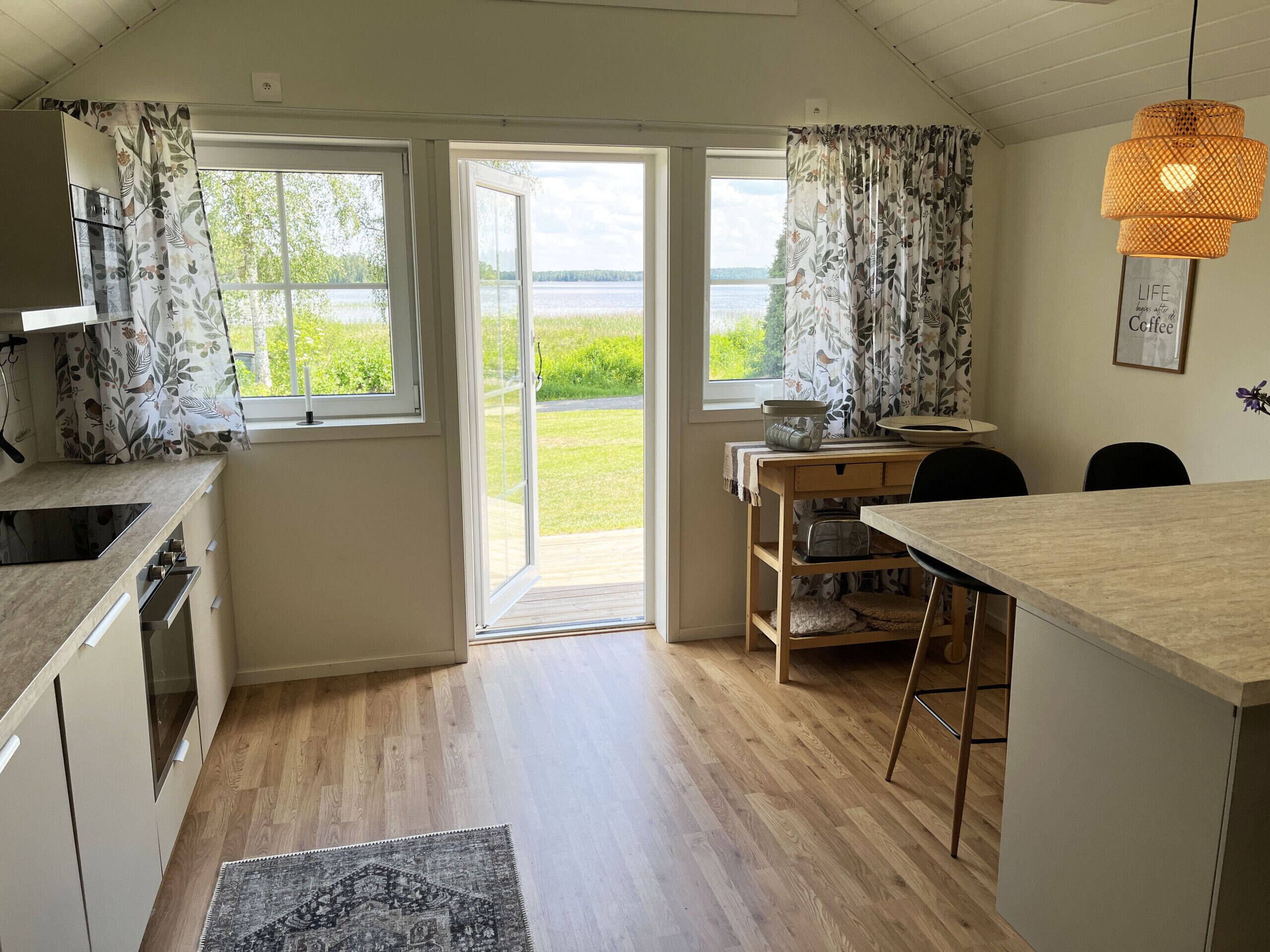 Kylskåp, mikrovågsugn, ugn och spishäll