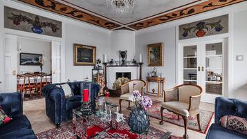 TV, fireplace