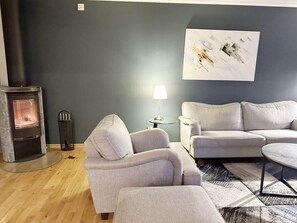 TV, fireplace - Villa in Motala near Varamon beach | SE10019 (Motala)
