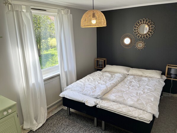 3 chambres, fer et planche à repasser