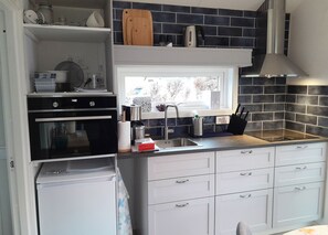 Kjøleskap, mikrobølgeovn, ovn og kokeplater