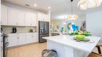 Vila | 4 quartos, escrivaninha, acesso à internet de alta velocidade