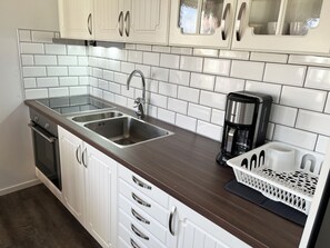 Frigorífico, microondas, horno y placa de cocina