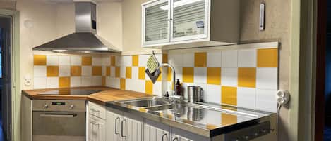 Refrigerador, microondas, horno y parrilla de estufa