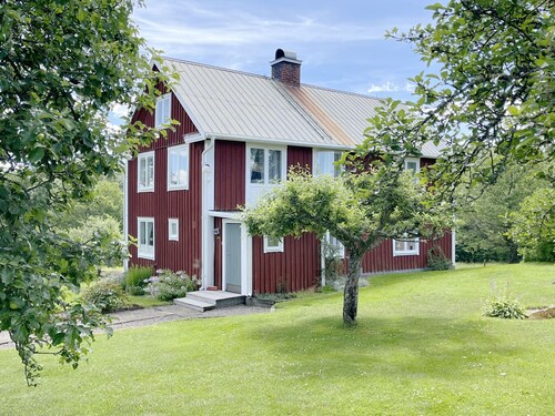 Rotes Ferienhaus in der Nähe von Wald und Grundstück außerhalb von Virserum | SE05066