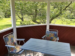 Outdoor dining - Red cottage located close to forest and land outside Virserum | SE05066 (Järnforsen)