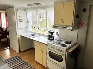 Fridge, microwave, oven, stovetop - Red cottage located close to forest and land outside Virserum | SE05066 (Järnforsen)