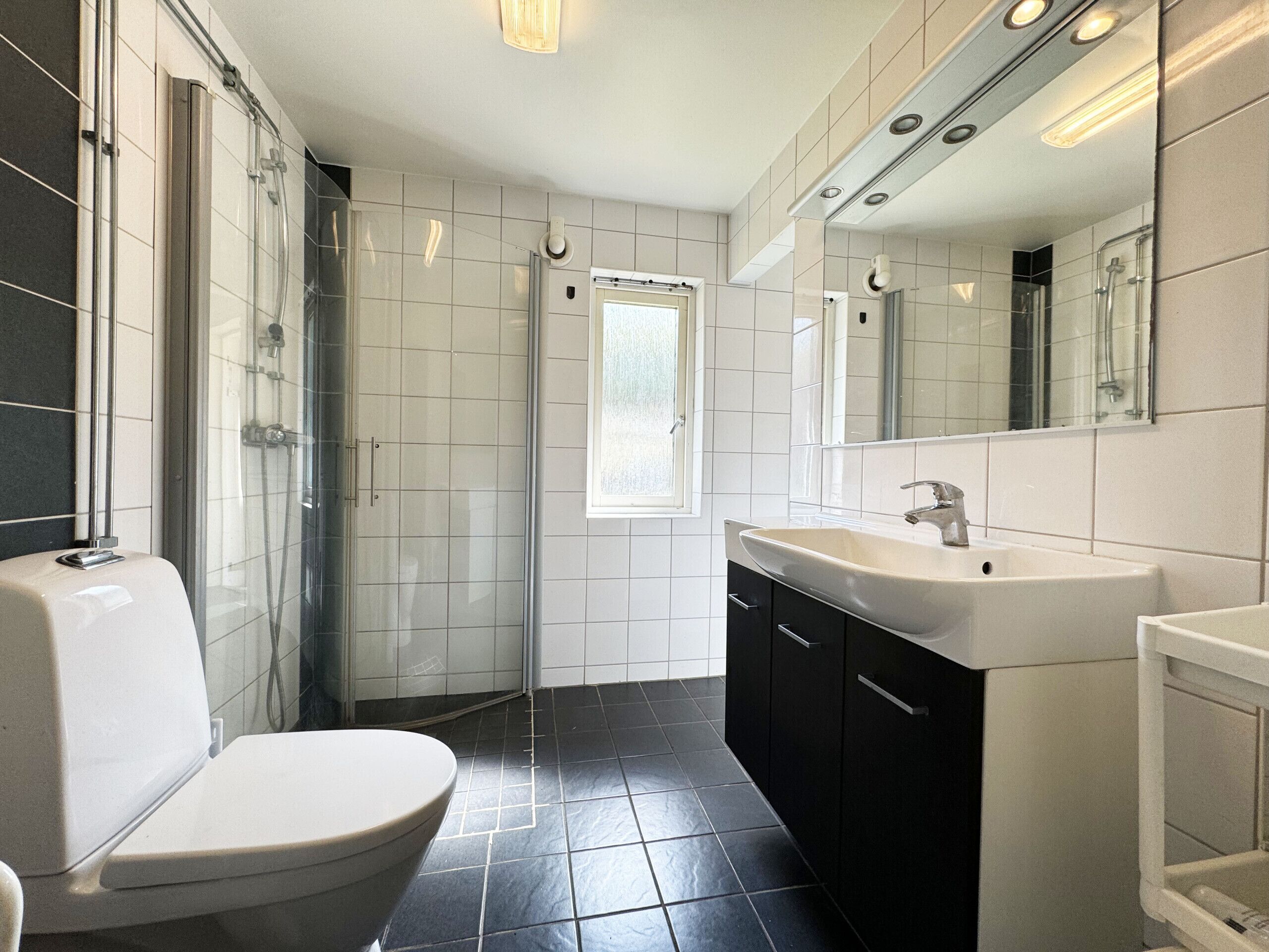 Douche, sèche-cheveux, serviettes fournies