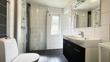 Douche, sĂšche-cheveux, serviettes fournies