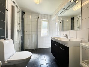 Douche, séchoir à cheveux, serviettes fournies