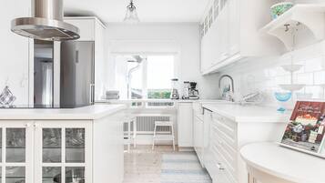 KylskÄp, mikrovÄgsugn, ugn och spishÀll