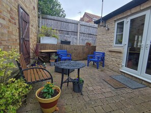 Outdoor dining - Anvil Bungalow Stamford. Character 2 Bedroom Home with Parking. Central Location (Stamford)