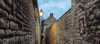 Anvil Bungalow Stamford. Character 2 Bedroom Home with Parking. Central Location