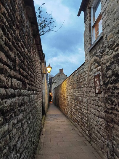 Anvil Bungalow Stamford. Character 2 Bedroom Home with Parking. Central Location