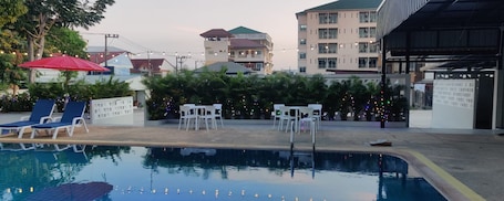 Una piscina al aire libre