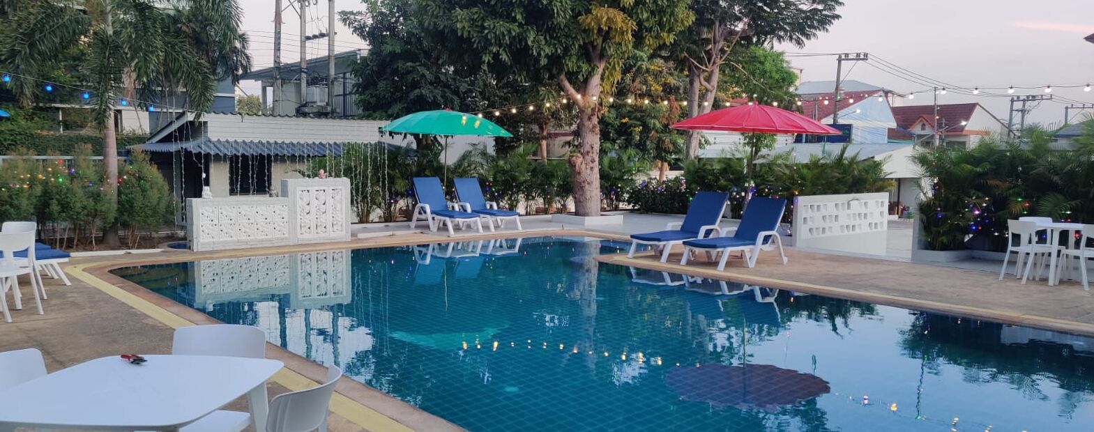 สระว่ายน้ำกลางแจ้ง