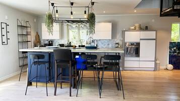 雪櫃、微波爐、焗爐、爐具