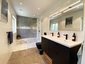 Douche, serviettes fournies
