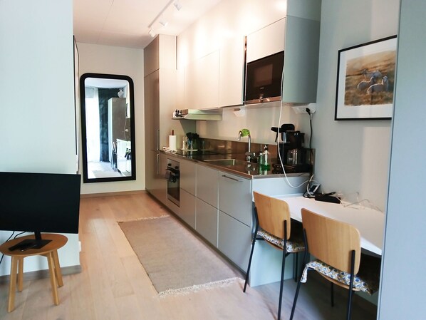 Fridge, microwave, oven, stovetop