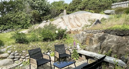 Unique beach villa with own jetty in Hamburgsund | SE09068
