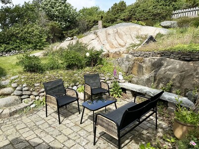Unique beach villa with own jetty in Hamburgsund | SE09068