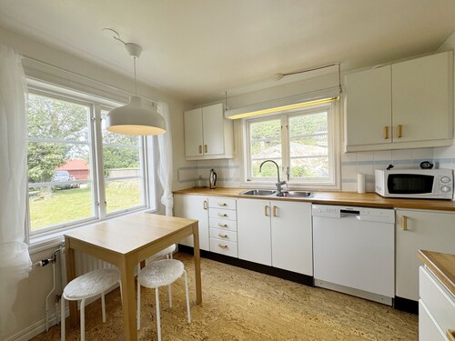 Unique beach villa with own jetty in Hamburgsund | SE09068