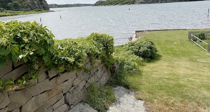Unique beach villa with own jetty in Hamburgsund | SE09068
