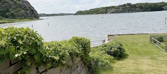 Unique beach villa with own jetty in Hamburgsund | SE09068