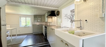 Charming Cottage by Lake VÀnern, FrÀndefors | SE17013