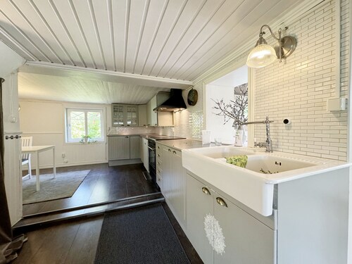 Charming Cottage by Lake Vänern, Frändefors | SE17013