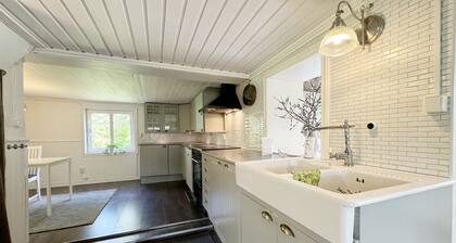 Charming Cottage by Lake Vänern, Frändefors | SE17013