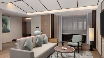 Suite – deluxe, 1 kingsize-seng med sovesofa (Sky Pavilion) | Minibar, safe på rommet, blendingsgardiner og strykejern/-brett
