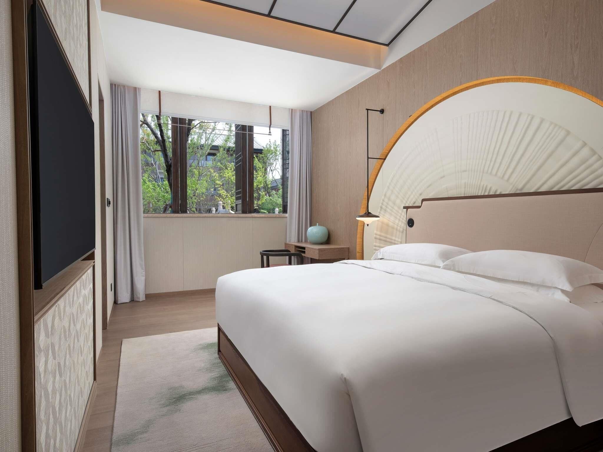 Deluxe-rum - 1 kingsize-säng med bäddsoffa (River and Sky Pavilion) | Minibar, värdeförvaringsskåp på rummet och mörkläggningsgardiner