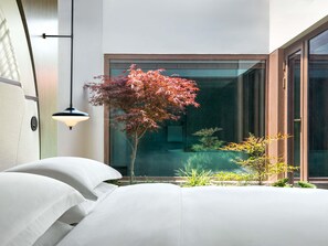 Rum - 1 kingsize-säng - utsikt mot trädgården (Courtyard)