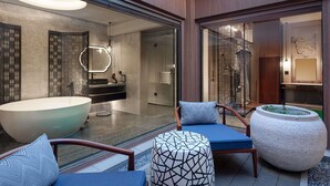 A modern bathroom with a large bathtub, a glass-enclosed shower, and a vanity with a mirror. - Dangkou Ancient Town Hotel Wuxi - Mgallery Collection (Wuxi)