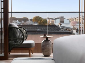 Minibar, caja de seguridad en la habitación y cortinas blackout 