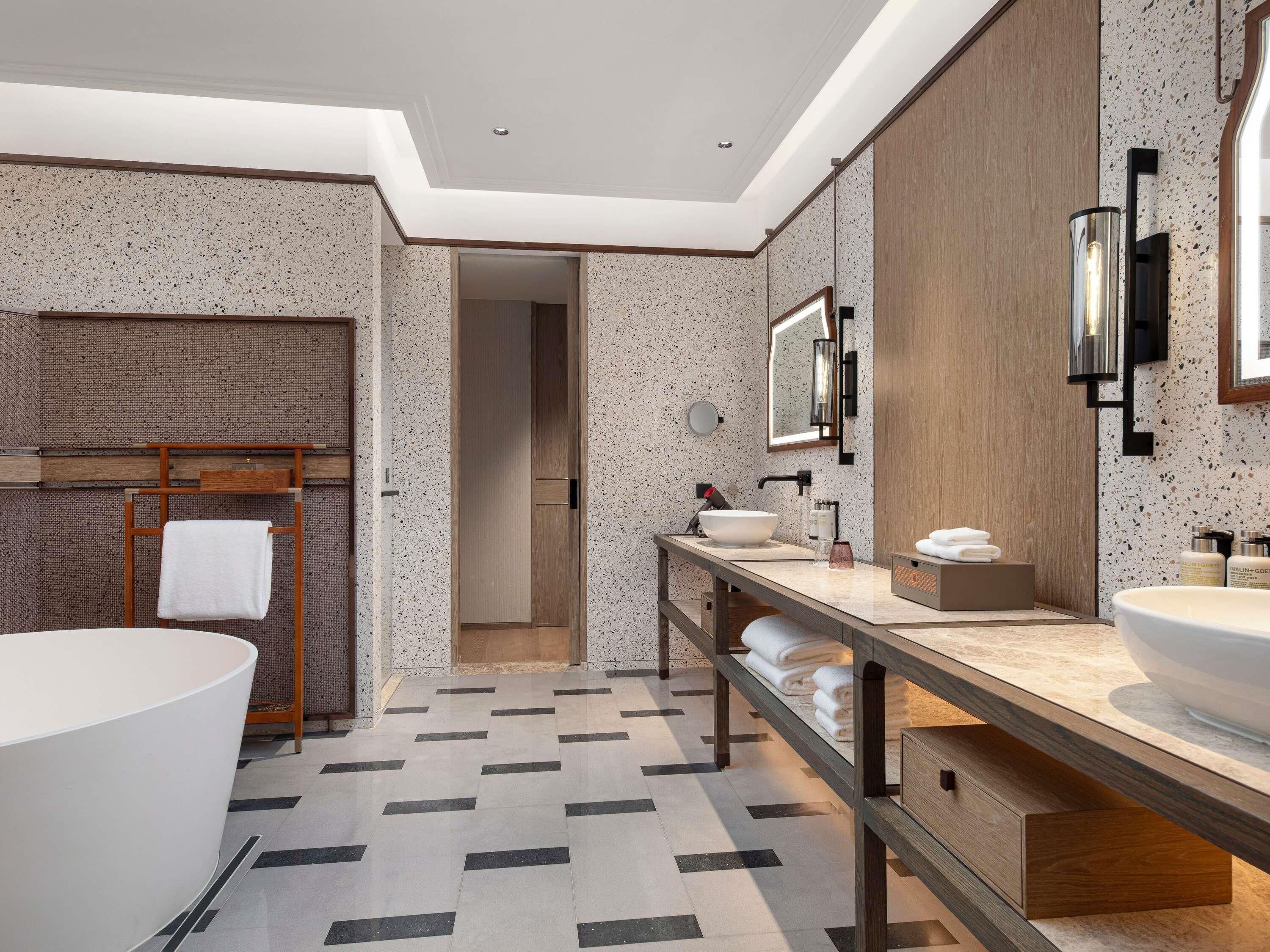 Suite Deluks, 1 Tempat Tidur King dengan tempat tidur Sofa (Sky Pavilion) | Kamar mandi | Kombinasi shower/bathtub dan pancuran hujan